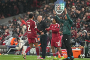 Liverpool hancur Arne Slot di pinggir lapangan