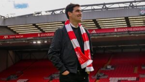Andoni Iraola Liverpool saat memimpin sesi latihan tim