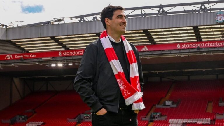 Andoni Iraola Liverpool saat memimpin sesi latihan tim