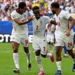 Bukayo Saka merayakan hattrick bersama Jude Bellingham