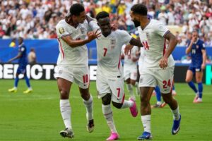Bukayo Saka merayakan hattrick bersama Jude Bellingham