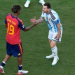 Lamine Yamal memeluk Lionel Messi usai Final Piala Dunia 2026