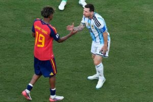 Lamine Yamal memeluk Lionel Messi usai Final Piala Dunia 2026